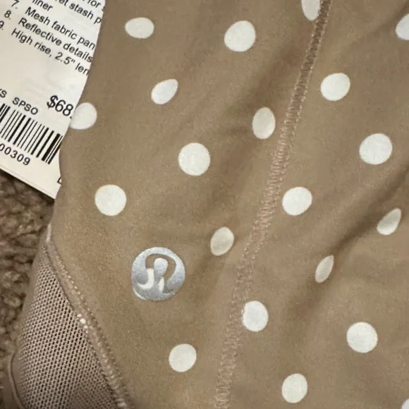lululemon athletica Tan Polka Dot Hottie Hot Shorts size 6 - Picture 3 of 5